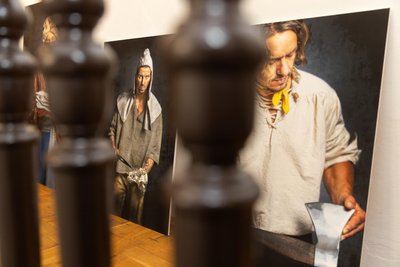 Pünktlich zur Ausstellungseröffnung am Dienstag gehen auch Postkarten mit den Motiven in den Verkauf. Sie sind beim Künstler selbst sowie in der Touristinformation und im Museum erhältlich.