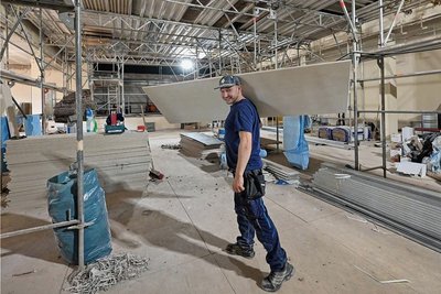 Den größten Anteil an den geplanten Investitionen machen in diesem Jahr mit etwa 1,43 Millionen Euro die Arbeiten zur brandschutztechnischen Sanierung des Veranstaltungs- und Sportzentrums "Weißes Lamm" aus. Im Foto Denny Seifert von der Firma TBS- Trockenbau Seifert aus Reinsdorf bei Arbeiten im Saal. 