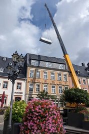 Wenig später schwebte die Fracht hoch über den Dächern am Markt.