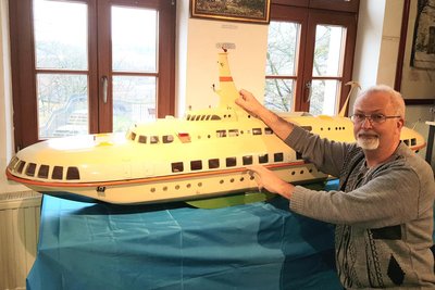 Bernd Dobeck versucht ein Modellboot flott zu kriegen. Der Neuzugang ist eine Schenkung der Rodewischer Stadtverwaltung und stammt aus dem geschlossenen Museum.