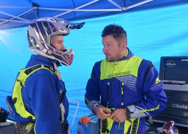 Der frühere Topfahrer Marcus Kehr (u. a. 20-facher Deutscher Meister) aus Flöha (r.), inzwischen Leiter der Sherco-Academy Deutschland, gibt Jeremy Sydow in der Box Tipps. 
