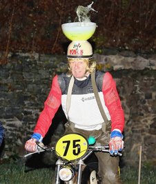 Auf einer alten MZ musste Uwe Weber zeigen, dass er noch immer ein guter Fahrer ist. 