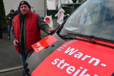 Sven Vogel von Verdi vor dem Gelände von Regiobus in Mittweida.