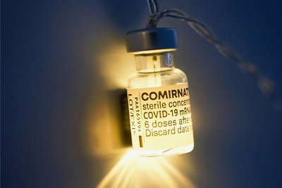 Für die einen ein Licht am Ende des Tunnels, für die anderen ein Funke, an dem sich Streit entzündet: der Comirnaty-Impfstoff von Biontech/Pfizer. 