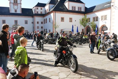 Auf dem Schlosshof Augustusburg können Besucher die Technik bestaunen.