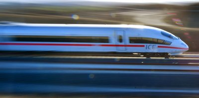 DB-Familienticket: Für 99,99 Euro sollen maximal fünf Personen innerhalb Deutschlands mit Fernverkehrszügen hin und zurück reisen können. Voraussetzung ist, dass mindestens ein Kind mitreist.