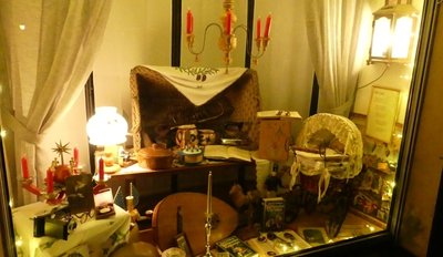 Kristin Dietel hat zwei leer stehende Schaufenster dekoriert, eines davon mit Dingen aus der guten alten Stube.