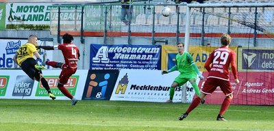 Auerbachs Torjäger Marc-Philipp Zimmermann vor dem gegnerischen Tor.