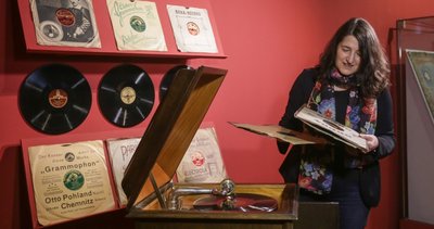 Andrea Kramarczyk, Mitarbeiterin des Schloßbergmuseums, an einem Hermophon - eine Art Grammophon - der Firma Arno Bauer Chemnitz. Ab Sonnabend ist die Ausstellung "Museumsstücke - 90 Jahre Schloßbergmuseum in Chemnitz" wieder zu sehen