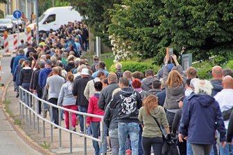 Der Zug der "Spaziergänger" bewegte sich am Pfingstmontag in Freiberg wieder entlang der Chemnitzer Straße. 