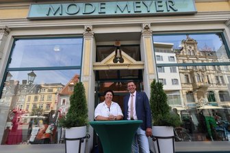 160 Jahre Mode Meyer in Zwickau: Geheimrezept sind starke Frauen - Das Ehepaar Senta Zipfel und Markus Dehmer führt Mode Meyer in sechster Generation. In diesem Jahr feierte das Unternehmen 160 Jahre Bestehen.