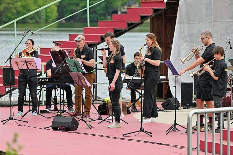 160 Musiker und Tänzer locken zur Seebühne nach Kriebstein - Auf der Bühne stand auch das "The Friday Night Jazz Orchestra". 