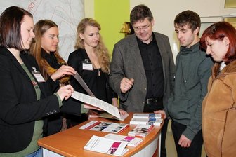 161 Neulinge an der  Studienakademie in Breitenbrunn - Prof. Dr. Anton Schlittmaier (M.), hier mit Studierenden und Interessenten bei einem Tag der offenen Tür 2014 an Studienakademie Breitenbrunn, ist seit 1999 an der Akademie tätig und seit Mitte 2007 Direktor des Standorts Breitenbrunn, nachdem er schon drei Jahre als ständiger Vertreter des kommissarischen Leiters gewirkt hatte. 