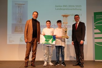 161 Schüler, 72 Türme: Ein kreativer Wettbewerb in Sachsen - Die Preisträger des zweiten Platzes, Matteo Söllner und Lennard Wolf, beim Junior.Ing-Wettbewerb der Ingenieurkammer Sachsen in Dresden mit ihrem „Waldaussichtsturm Vogtland“.