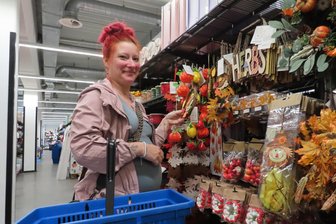 163 Tage nach Brand und Evakuierung: Tedi im Pleißen-Center in Werdau/Steinpleis kehrt mit neuem Kassensystem zurück - Nancy Storl aus Fraureuth gehört zu den ersten Kunden nach der Wiedereröffnung am Dienstag.
