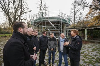 17.000 Euro Spenden für Musikpavillon in Chemnitz - Am Musikpavillon auf der Chemnitzer Schlossteichinsel trafen Aktivisten der Bürgerinitiative auf Baubürgermeister Michael Stötzer (rechts).