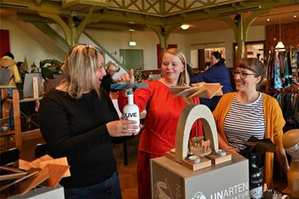 17 Aussteller beim Kreativmarkt im Wechselburger Schützenhaus - Beim Kreativmarkt waren Katy Ullrich (li.) und Jana Endisch von der Unarten Manufaktur aus Niederfrohna und Lysann Kirejew (re.) von mellely-handarbeiten aus Limbach-Oberfrohna mit dabei.