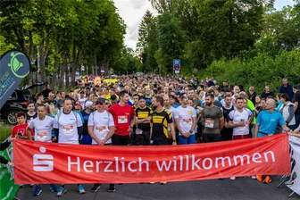 17. Firmenlauf Erzgebirge: In Aue gehen knapp 1600 Frauen und Männer als Teams an den Start - Start zum Firmenlauf Erzgebirge in Aue. 1564 Frauen und Männer standen auf der Starterliste. Sie kamen von Firmen und Einrichtungen aus dem ganzen Erzgebirge und darüber hinaus.