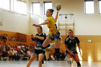 17-Jährige wird zur Heldin: Unfassbare Aufholjagd lässt Marienbergs Handballerinnen jubeln - Die letzten drei Tore des Derbys gingen allesamt auf das Konto von Laura Meyer. Mit dem 31:31-Ausgleich sechs Sekunden vor Schluss versetzte sie die gesamte Marienberger Bank in Ekstase.