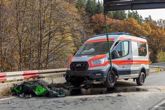 17-jähriger Motorradfahrer stirbt bei Zusammenstoß mit Krankenwagen - 