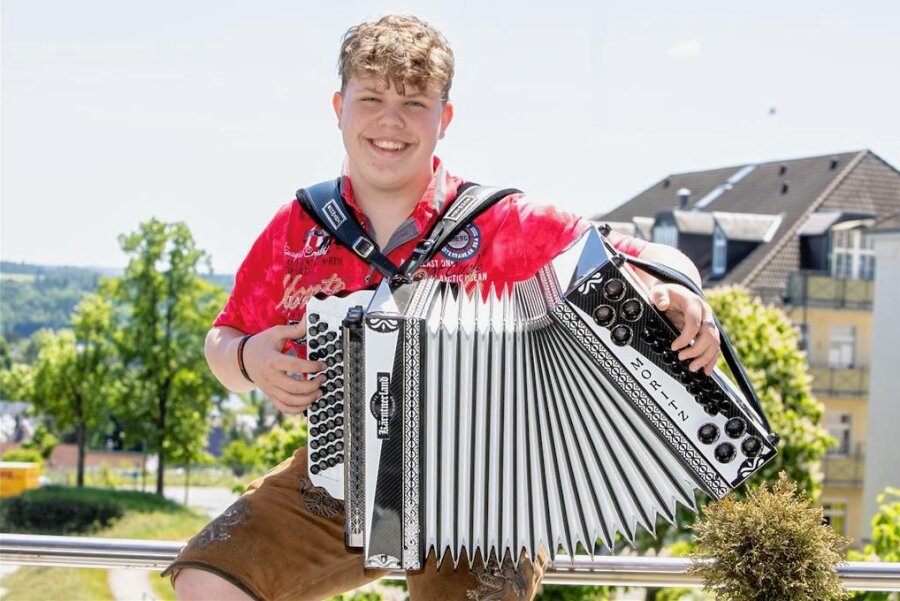 17-jähriger Plauener steht mit den Kastelruther Spatzen auf einer Bühne - Moritz Aichner mit seiner steirischen Harmonika. Am Samstag tritt er im Parktheater auf. 