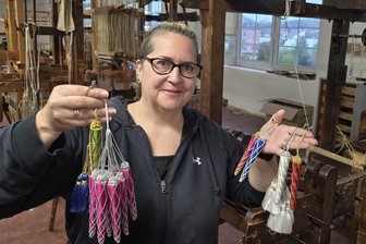 17 kreative Köpfe, zwei Tage voller Stoff: Crimmitschau feiert textile Premiere - Simone Howe ist mit ihrer Werkstatt erst vor wenigen Wochen von Taucha nach Crimmitschau umgezogen. Zum ersten „Textil.Markt“ bringt sie diesen handgefertigten Weihnachtsschmuck mit.