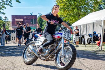 17. Motorrad- und Mopedtreffen in Oederan: Wie Johanna „Jojo“ Müller zur Rennfahrerin wurde - Johanna „Jojo“ Müller aus Freiberg hat erst in diesem Jahr ihre Leidenschaft für Flat-Track-Rennen entdeckt. Bei ihrem ersten Rennen fuhr sie gleich aufs Podest. Ihre Rennmaschine ist eine Honda XR 400 mit 19-Zoll-Bereifung.