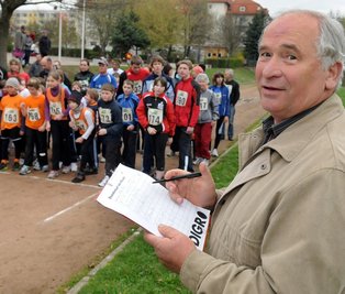 Vor elf Jahren entstand dieses Bild: Beim ersten Mittweidaer Stundenlauf des Jahres 2011 fungierte Rüdiger Borck als Rundenzähler. Jahrzehntelang hat sich der Ehrenpräsident des Kreissportbundes Mittelsachsen (KSB) im Sport und in der Kommunalpolitik engagiert. Nun ist der Mittweidaer verstorben. 