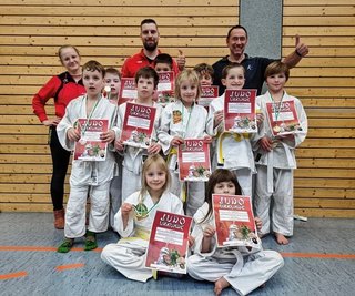 Mit Medaillen und Urkunden dekoriert: Die jungen Judoka aus Rochlitz haben in Breitenbrunn eine gute Figur abgegeben. 