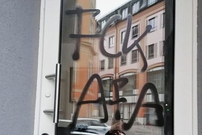 Eine der Schmierereien am Wahlkreisbüro der Linken an der Kirchstraße in Aue.