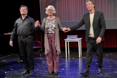 Dr. Julia Meyer (M), Direktorin der Universitätsbibliothek Freiberg, brachte mit Jörg Kandl (l.) und Boris Schwiebert dem Publikum Mascha Kaléko nahe.