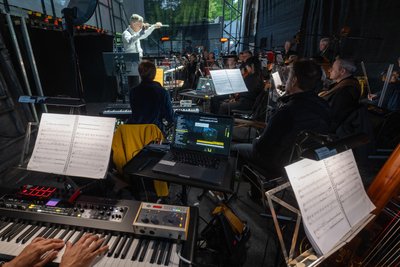 Hinter der Bühne musizierten die Clara-Schumann Philharmoniker Plauen-Zwickau unter der Leitung von Michael Nündel.