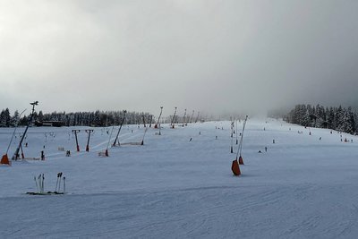 Langes Anstehen am Lift? Fehlanzeige. Am Samstagnachmittag herrschte kein dichtes Gedränge am Haupthang in Oberwiesenthal.