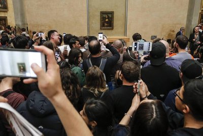 Ein eigenes Bild vom Bild machen? Besucher vor Leonardo da Vincis legendärer „Mona Lisa“ im Pariser Louvre, dem mit jährlich rund 8 Millionen Gästen meistbesuchten Museum der Welt.