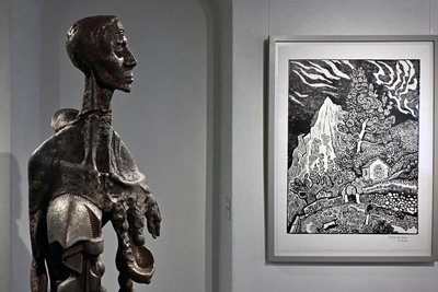 Grafiken von Otto Pankok korrespondieren in der Ausstellung in der Alten Schule Hennersdorf mit aktuellen Skulpturen von Erik Neukirchner wie „O Deutschland, bleiche Mutter“.