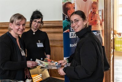 Zwölftklässlerin Ronja Lange informierte sich bei Reina Wagner (li.) und Alexandra Mikley von der Euro Akademie Rochlitz.