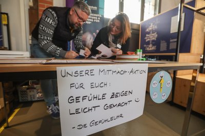 Am Stand der Stadtmission Chemnitz konnte man eine Gefühle-Uhr basteln, mit der man seinen Gefühlszustand zeigen kann.
