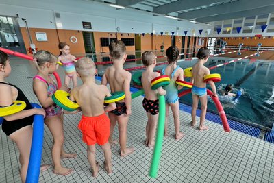 Sind die Kinder sicherer geworden, geht es ins große Becken, mitunter noch mit der ein oder anderen Schwimmhilfe.