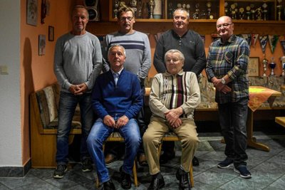 2023 wurde Steffen Kreßner (oben 2. v. l.) mit fünf weiteren Sportfreunden aufgrund herausragender Dienste für den Mühlauer Fußball zum Ehrenmitglied ernannt.
