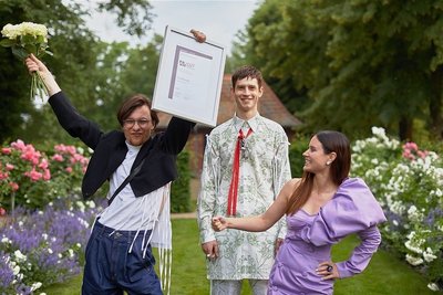 Mode-Design-Student Lars Witkowski (links) jubelt über seinen Erfolg. Im Wettbewerb European Fashion Award "Fash" 2021 wurde er von der Hochschule Hannover mit dem 1. Preis im Bereich Studierende für seine Sommerkollektion "Oddity 1400" ausgezeichnet.