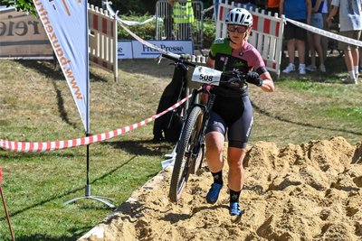 Beim Sandkasten musste auch Christiane Glöckner absteigen und ihr Fahrrad mit der Startnummer 508 tragen.