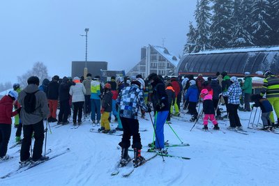Seit Freitag drehen sich auch die ersten Lifte am Keilberg. Dort mussten sich Skifahrer am Samstag aber mitunter gedulden.