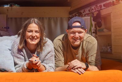 Linda Hoffmann und Christopher Gahler tauschen am langen Pfingstwochenende das heimische Bett mit der Matratze im Sprinter. Luxus, wie sie finden, den nicht jeder Festivalgast genießen kann.
