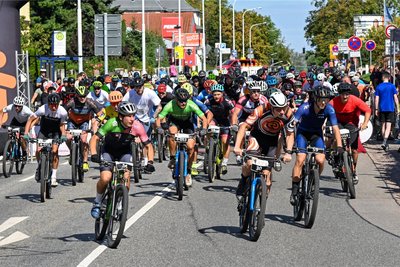 Mehr als 350 Fahrradfahrer waren bei der Straßenschlacht in Limbach-Oberfrohna dabei. Davor gingen 58 Läufer auf die Strecke.
