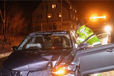 Auf der B 95 bei Ehrenfriedersdorf stießen zwei Fahrzeuge ineinander. Zeitweise kam der Verkehr zum Erliegen. 