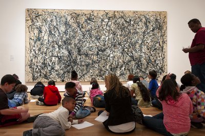 Kindergruppe vor einem Gemälde von Jackson Pollock im Museum of Modern Art in New York. Das Haus ist eines der zugänglichsten Weltweit und berühmt für seine wegweisende museumspädagogische Arbeit.