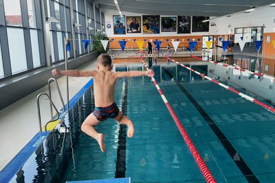 Mit Spaß und ohne Schwimmflügel ins Wasser springen – fast jedes Kind verlässt so den Kurs von Katrin Helmrich.