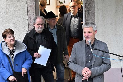 Erik Neukirchner (vorn) und Laudator Gerd Püschel (links dahinter) bei der Eröffnung der Ausstellung in Hennersdorf, die fast hundert Gäste besuchten.