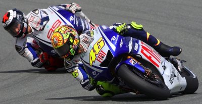 
              <p class="artikelinhalt">Das Duell der Extraklasse: Die Yamaha-Teamkollegen Valentino Rossi (vorn) und Jorge Lorenzo schenkten sich auf dem Sachsenring nichts.</p>
            