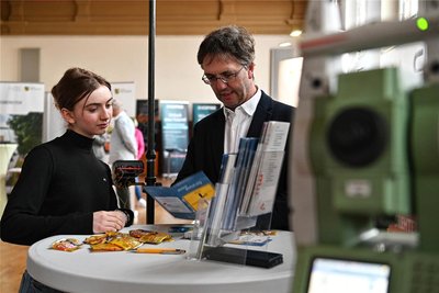 Elftklässlerin Sophie Stoklossa am Stand ihres Vaters Dirk Stoklossa vom Rochlitzer Vermessungsbüro Stoklossa. Unternehmensnachfolge ist hier ein Thema, wie auch das Interesse der Schülerin, sich generell über Wege in den Ingenieurwissenschaften und Maschinenbau zu informieren.